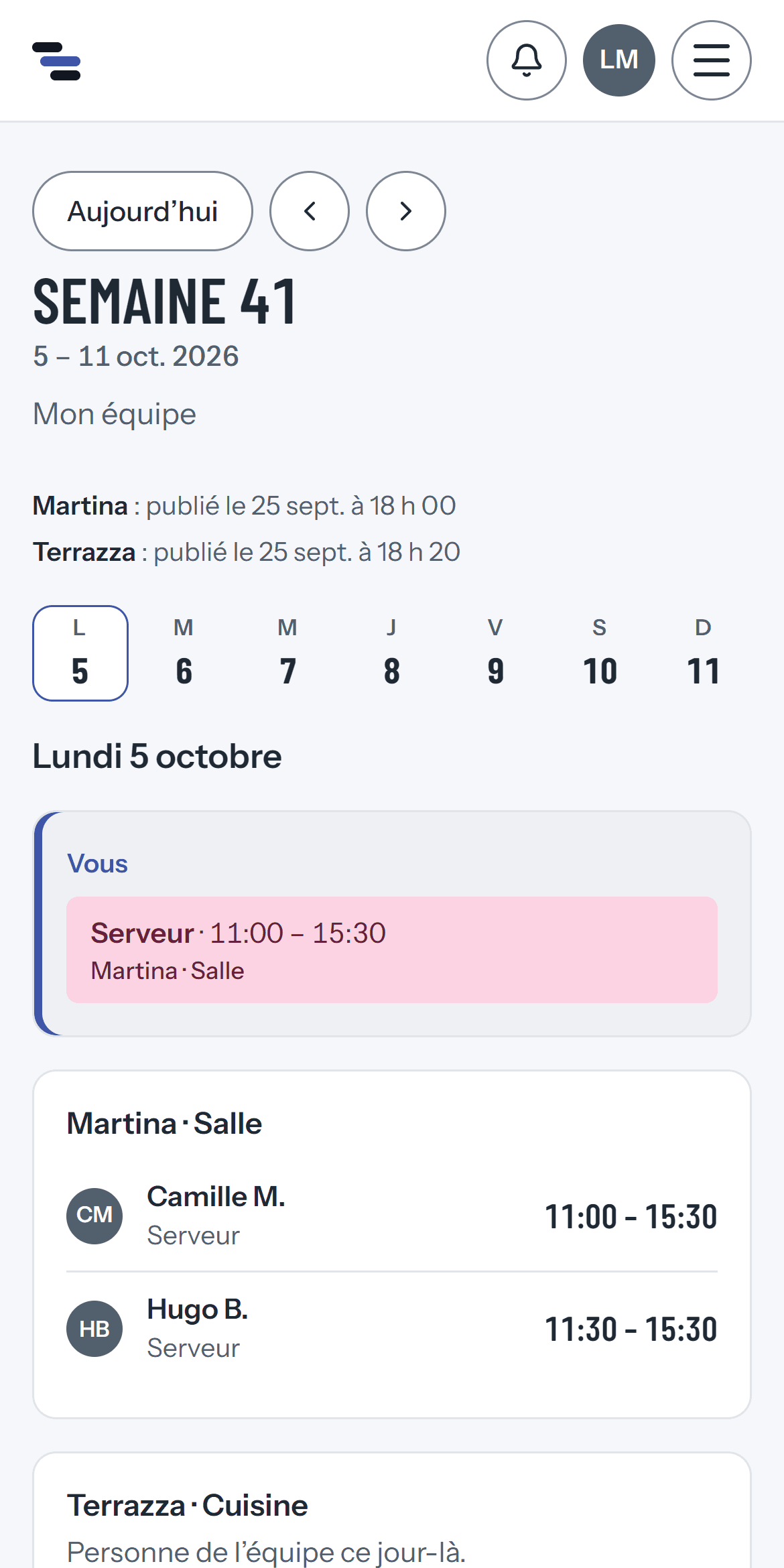La page Mon équipe sur un téléphone : le planning publié des équipes de Léa, jour par jour, avec ses collègues et leurs horaires.